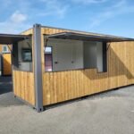 Container Bar Mobile 20 Piedi 15mq con Rivestimento in Legno e Apertura a Ribalta