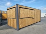 Container Bar Mobile 20 Piedi 15mq con Rivestimento in Legno e Apertura a Ribalta