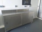 Container Bar Mobile 20 Piedi 15mq con Rivestimento in Legno e Apertura a Ribalta