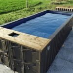 Piscina Container 20 Piedi Deluxe con Terrazza in Cedro e Finitura Epossidica